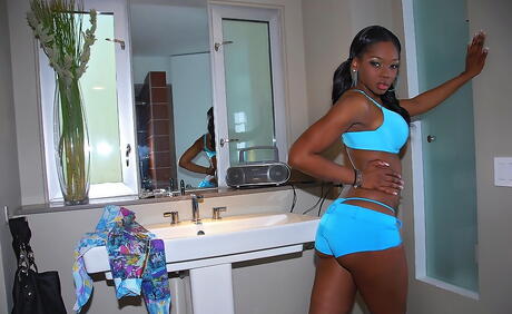 Hot hottie Babycakes2 shows big tits and sexy butt 