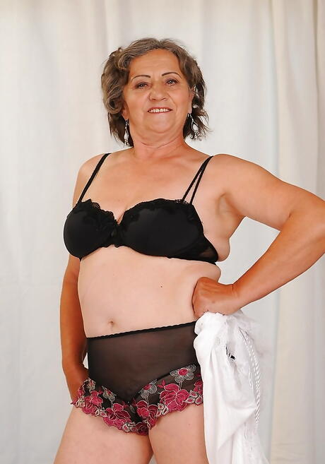 Stunning grannie Kata in sexy hot lingerie